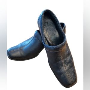 Born Slipon Heeled Loafer Size 9